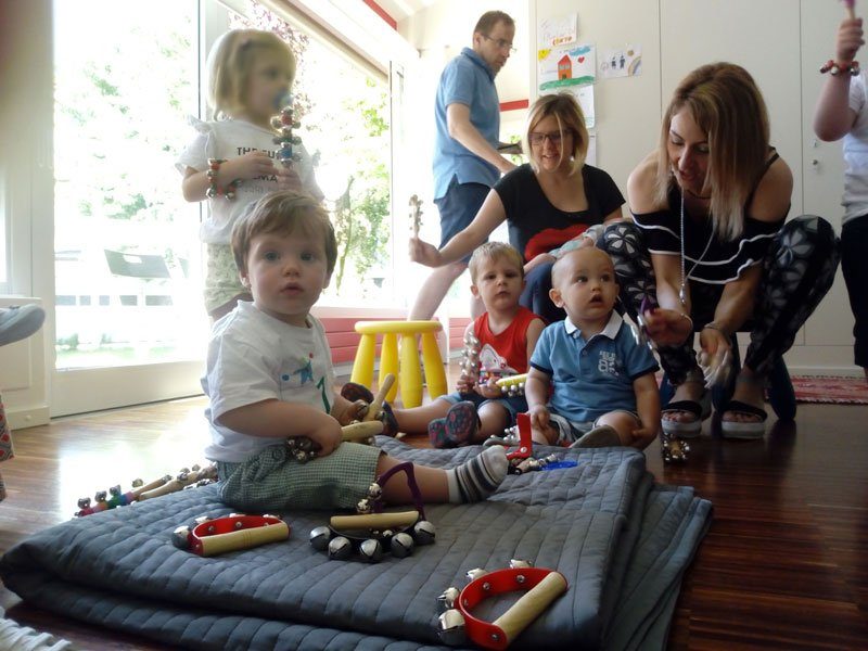 corsi neonati bambini piccoli musica suono ritmo movimento saronno bregnano nido asilo materna