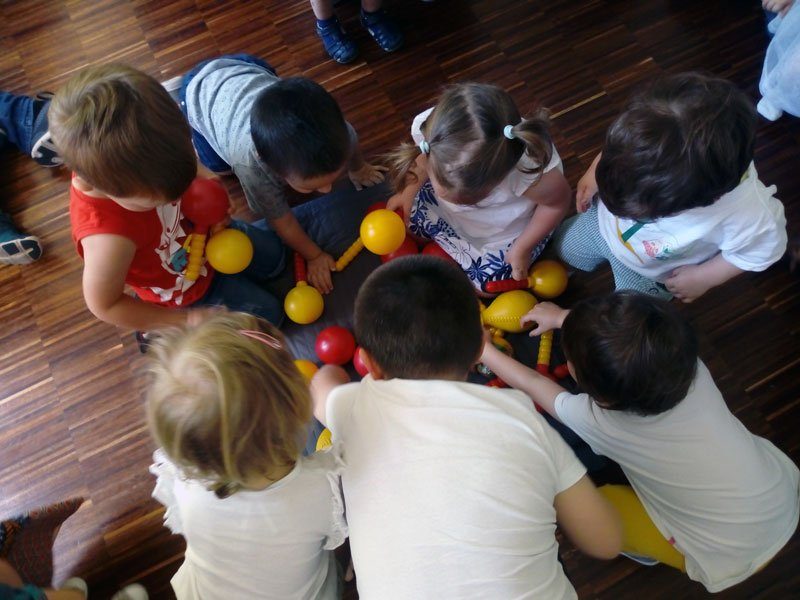 corsi neonati bambini piccoli musica suono ritmo movimento saronno bregnano nido asilo materna