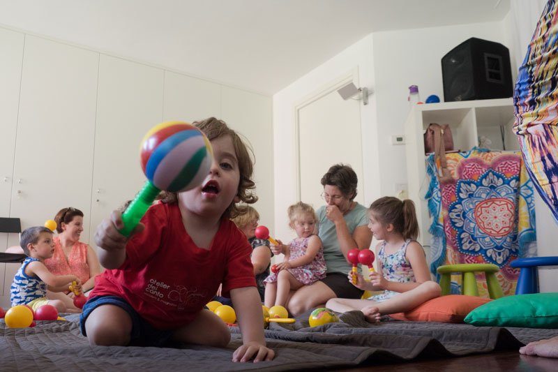 corsi neonati bambini piccoli musica suono ritmo movimento saronno bregnano nido asilo materna