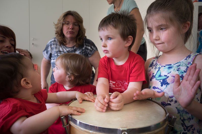 corsi neonati bambini piccoli musica suono ritmo movimento saronno bregnano nido asilo materna